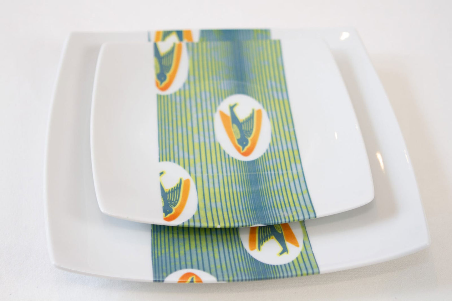 Coffret d'assiettes carrées en porcelaine fine Française fabriquées à la demande avec  motif bande WAX d'afrique "Hirondelles" dans coffret de 12