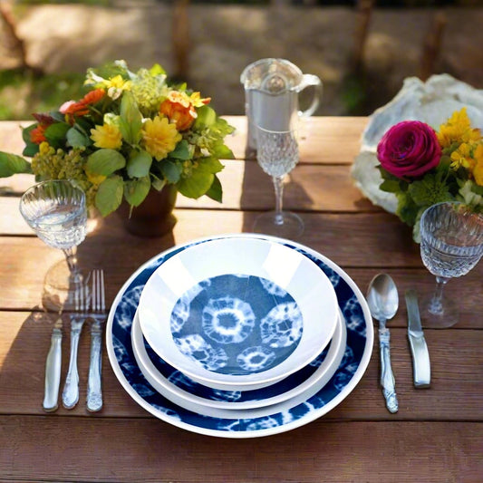 Coffret d'assiettes rondes en porcelaine fine Française fabriquées à la demande avec motif anneaux larges ethnique d'Afrique "Indigo" bleu dans coffret de 6 assiettes