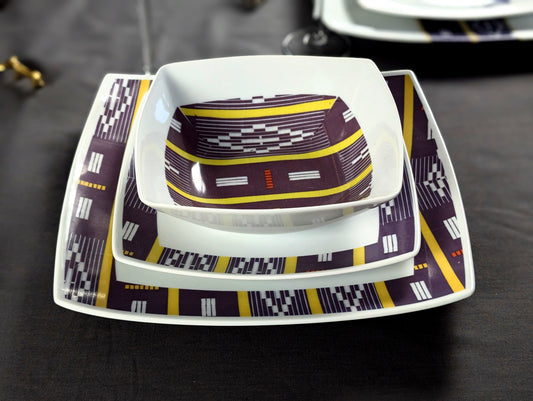 Coffret d'assiettes carrées en porcelaine fine Française fabriquées à la demande avec motif bande Ethnique d'Afrique "Baoulé" de Côte d'Ivoire dans coffret de 6 assiettes