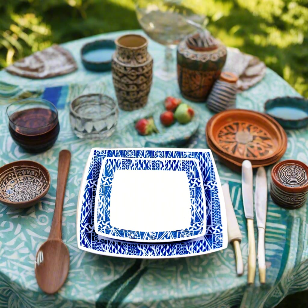 Coffret d'assiettes carrées en porcelaine fine Française fabriquées à la demande avec motif anneau ethnique d'Afrique "Ndop", du Cameroun présenté dans un coffret de 6 assiettes.