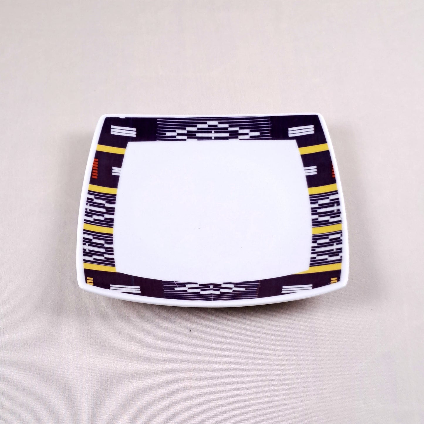 Coffret d'assiettes carrées en porcelaine fine Française fabriquées à la demande avec motif bande Ethnique d'Afrique "Baoulé" de Côte d'Ivoire dans coffret de 6 assiettes