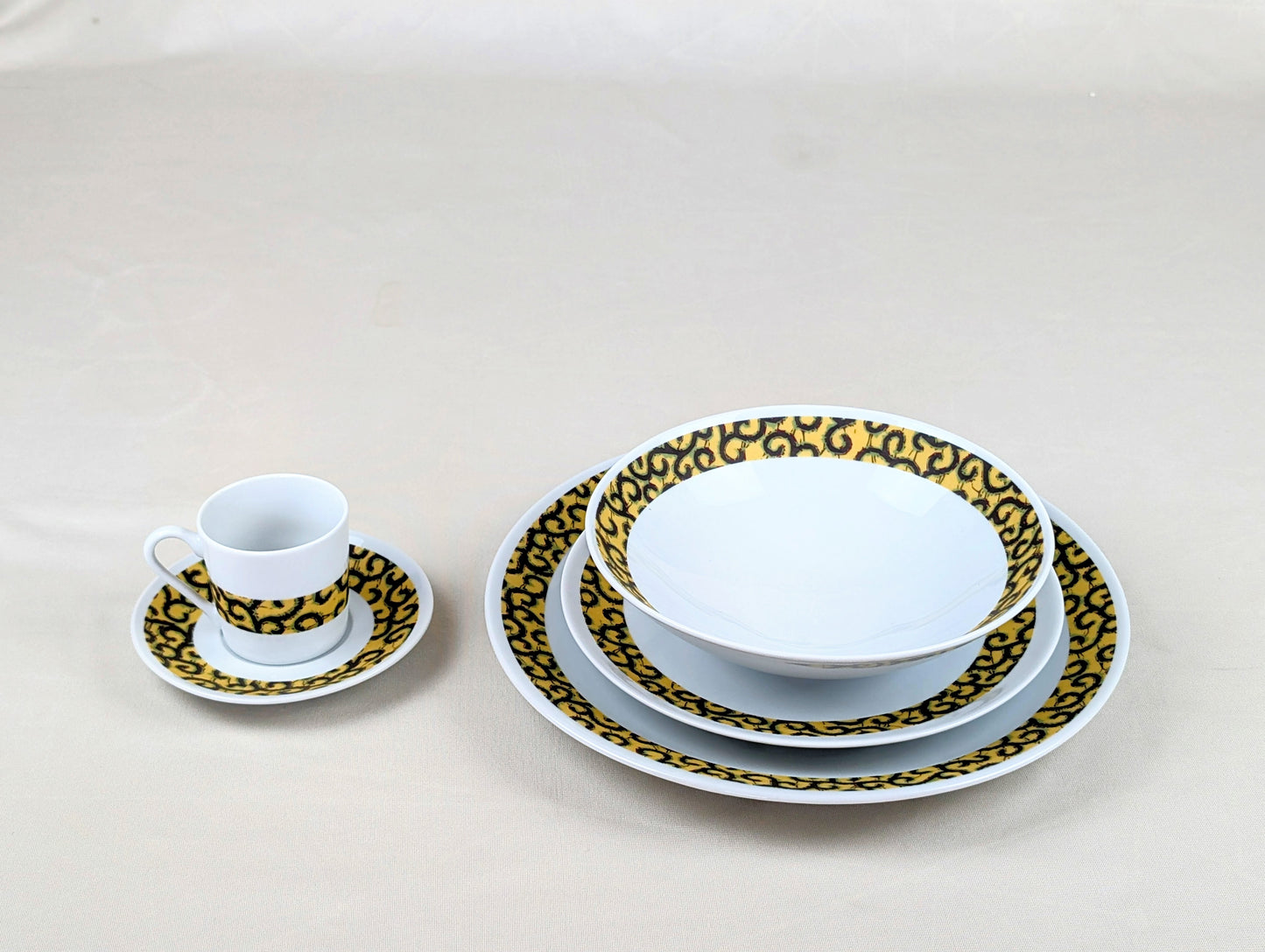 Coffret d'assiettes rondes en porcelaine fine Française fabriquées à la demande avec motif anneaux fins WAX d'afrique "Macaroni ou Conseiller" jaune dans coffret de 6 assiettes.