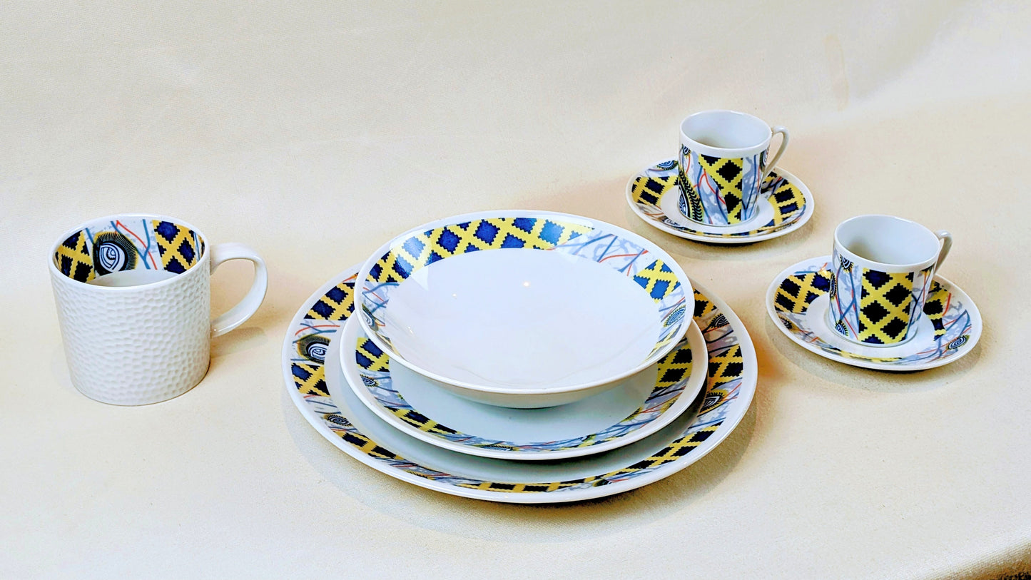Coffret d'assiettes rondes en porcelaine fine Française fabriquées à la demande avec motif anneaux fins WAX d'afrique"Oeil de ma co-épouse" dans coffret de 6