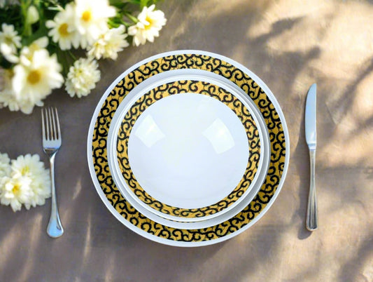 Coffret d'assiettes rondes en porcelaine fine Française fabriquées à la demande avec motif anneaux fins WAX d'afrique "Macaroni ou Conseiller" jaune dans coffret de 6 assiettes.