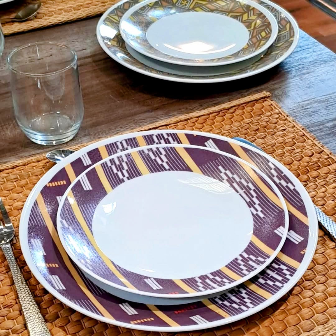 Coffret d'assiettes rondes en porcelaine fine Française fabriquées à la demande avec motif anneaux larges Ethnique d'Afrique "Baoulé" de Côte d'Ivoire dans coffret de 6 assiettes