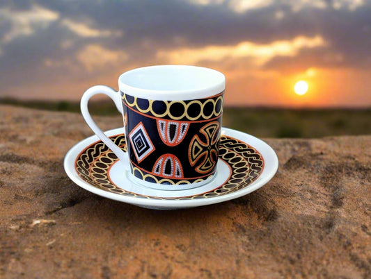 Tasse à Café en porcelaine fine Française fabriquée à la demande avec soucoupe motif anneau africain "Ndop Bamoun" du Cameroun
