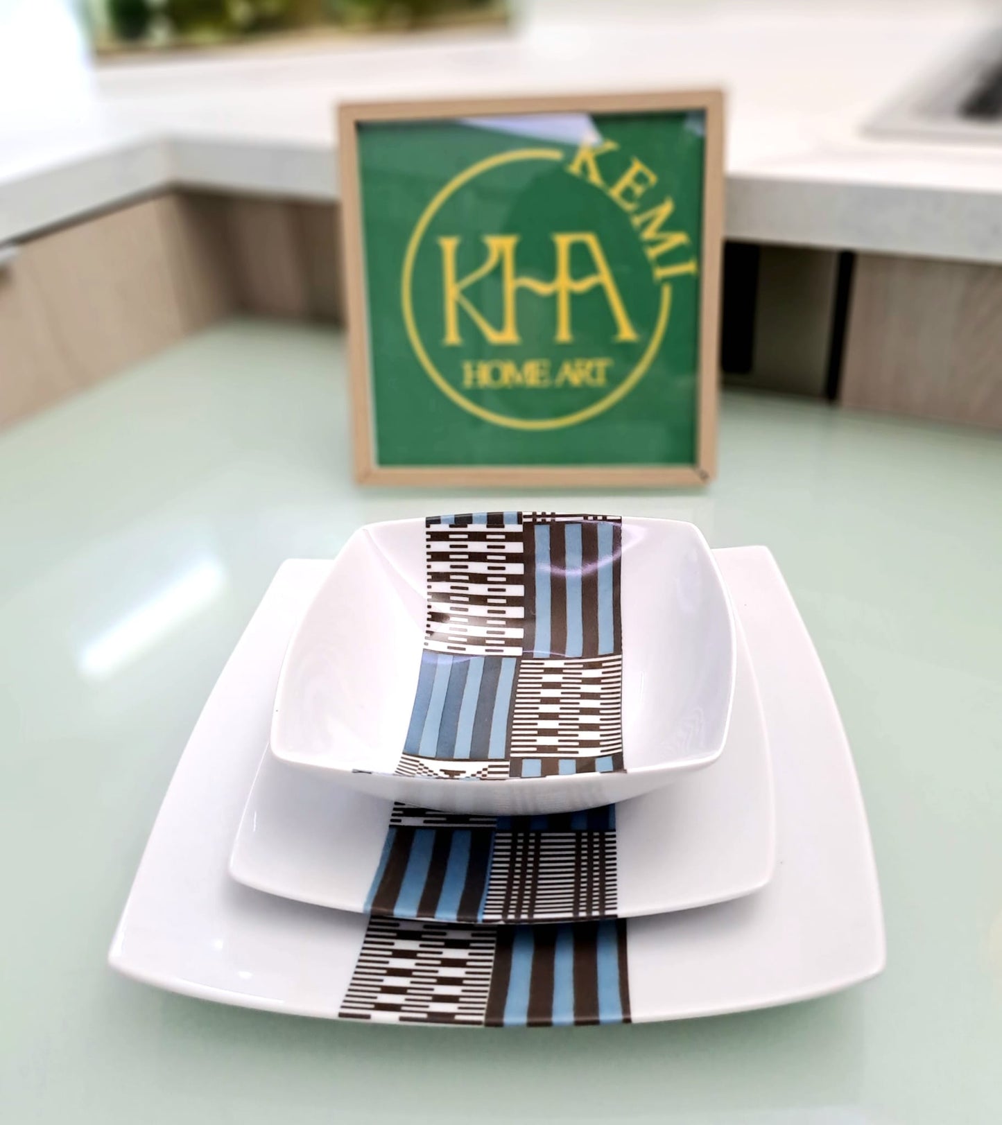 Coffret d'assiettes carrées en porcelaine fine Française fabriquées à la demande avec motif bande ethnique "Kounta" ou "Kanta" bleu du Niger, présenté dans un coffret de 6 assiettes