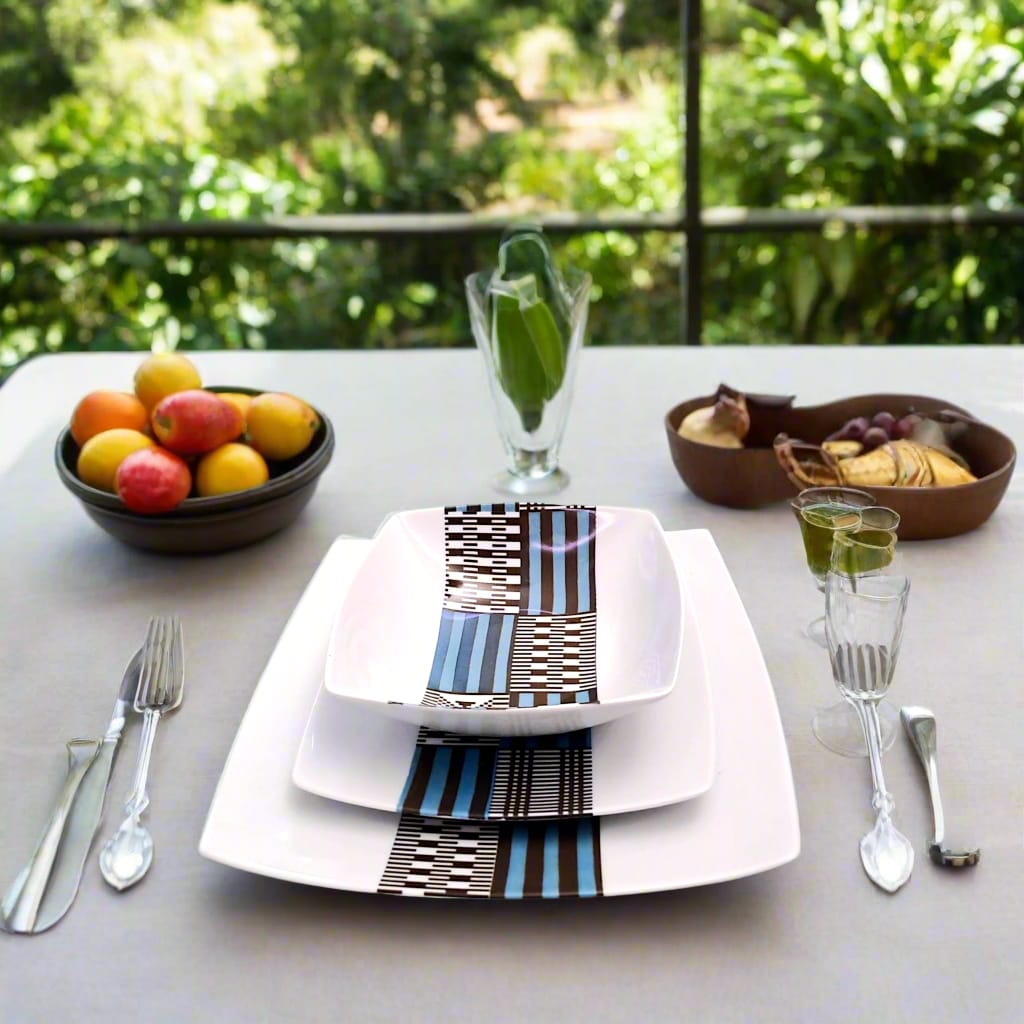 Coffret d'assiettes carrées en porcelaine fine Française fabriquées à la demande avec motif bande ethnique "Kounta" ou "Kanta" bleu du Niger, présenté dans un coffret de 6 assiettes