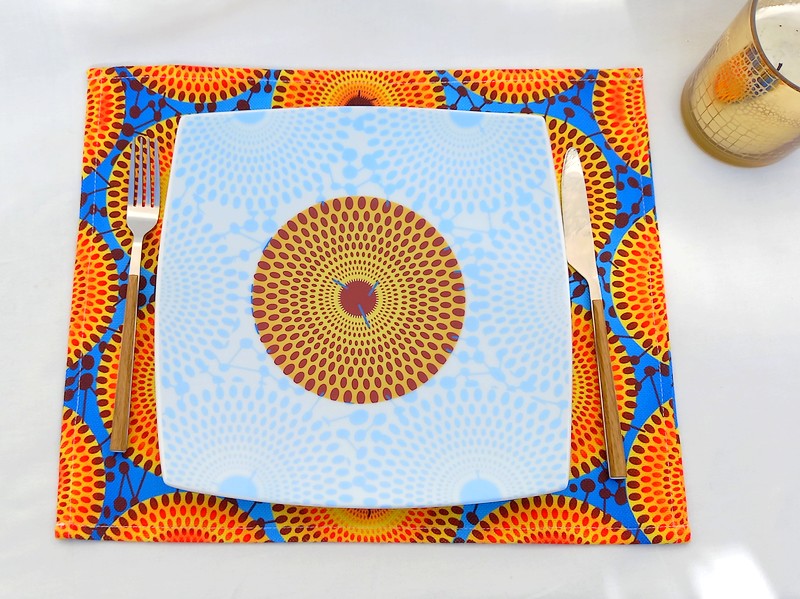 Coffret d'assiettes en porcelaine Française fabriquées à la demande avec  carrées motif plein wax d'Afrique Gammaphone dans coffret de 6
