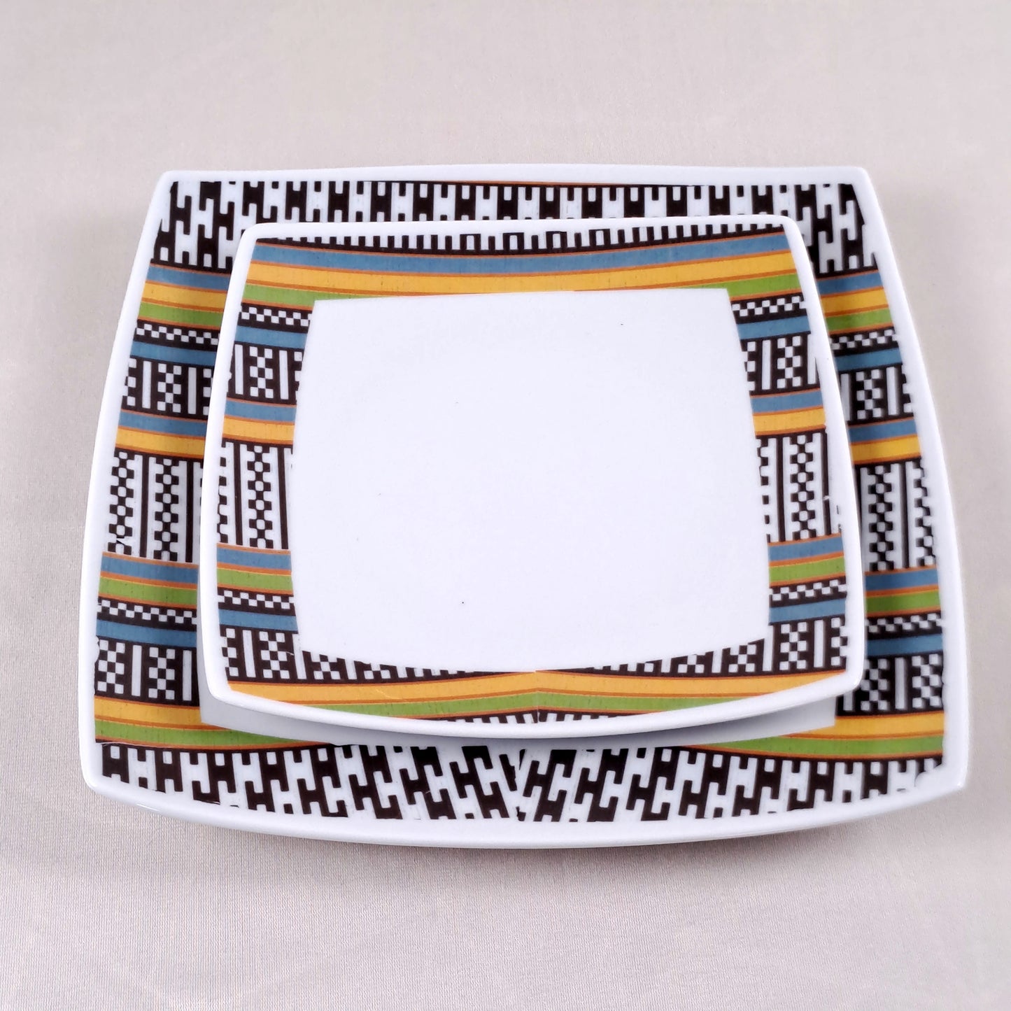 Coffret d'assiettes carrées en porcelaine fine Française fabriquées à la demande avec motif anneau ethnique d'Afrique éléphant "Kounta" ou "Kanta" du Niger, présenté dans un coffret de 6 assiettes
