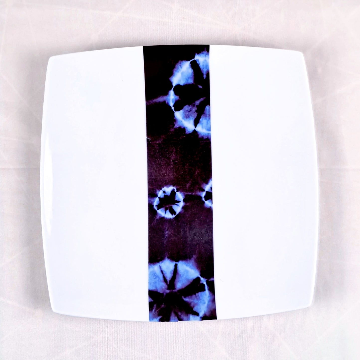Coffret d'assiettes carrées en porcelaine fine Française fabriquées à la demande avec motif bande ethnique d'Afrique "Indigo bleu et noir" , présenté dans un coffret de 6 assiettes.