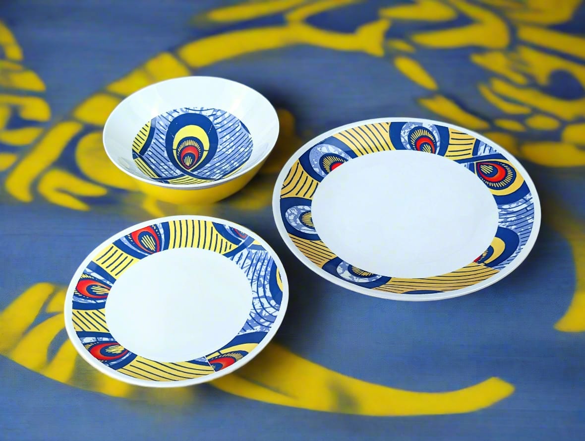 Coffret d'assiettes rondes en porcelaine fine Française fabriquées à la demande avec motif anneaux larges WAX d'afrique "Nos destins entrelacés" dans coffret de 6 assiettes.