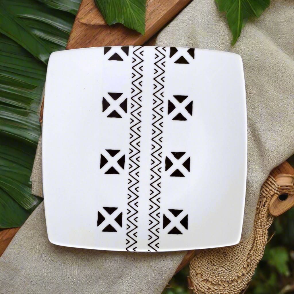 Coffret d'assiettes carrées en porcelaine fine Française fabriquées à la demande avec motif bande ethnique d'Afrique "#kente ou Kita du Ghana et Togo, présenté dans un coffret de 6 assiettes.