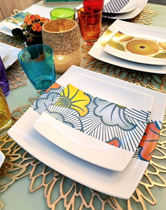 Coffret d'assiettes en porcelaine fine Française fabriquées à la demande avec motif bande WAX d'afrique "Grandes Fleurs de Mariage" dans coffret de 12