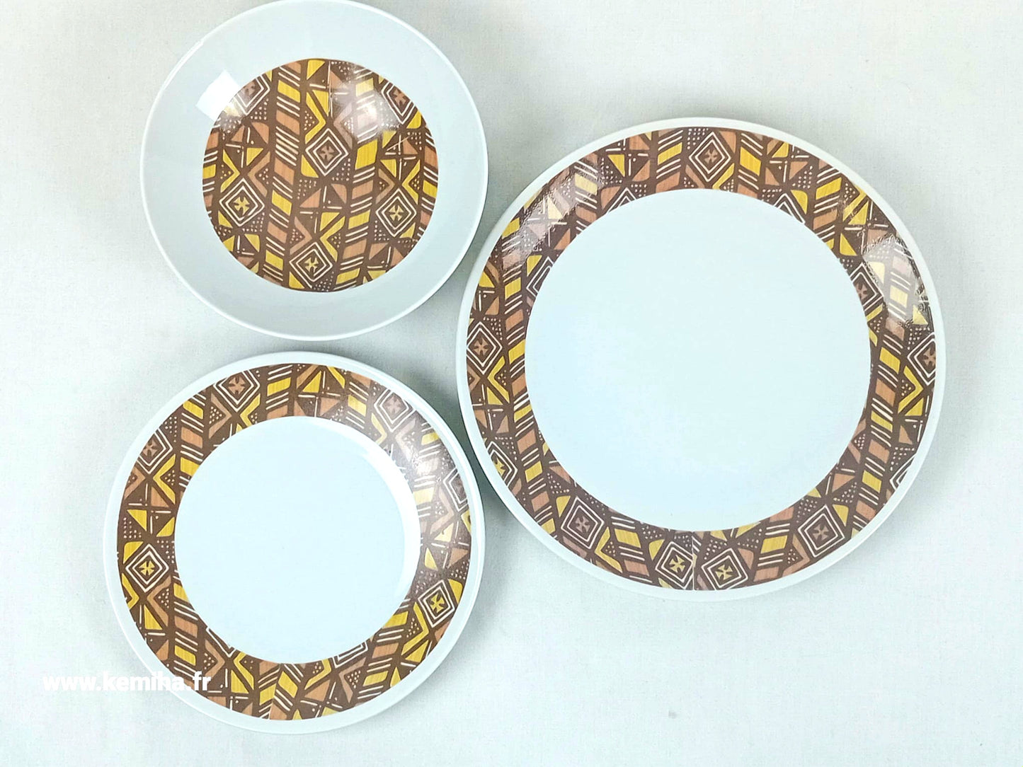 Coffret d'assiettes rondes en porcelaine fine Française fabriquées à la demande avec motif anneaux larges Ethnique d'Afrique "Bogolan" dans coffret de 6