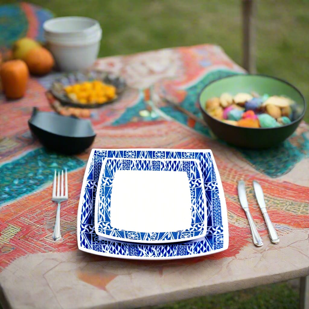 Coffret d'assiettes carrées en porcelaine fine Française fabriquées à la demande avec motif anneau ethnique d'Afrique "Ndop", du Cameroun présenté dans un coffret de 6 assiettes.