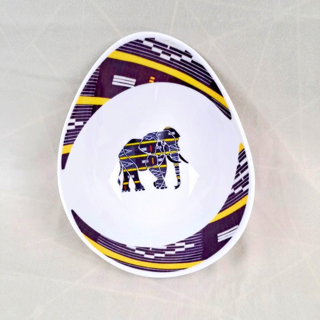 Coffret d'assiettes ovales en porcelaine fine Française fabriquées à la demande avec motif anneau Ethnique "Baoulé" de Côte d'Ivoire dans coffret de 6 assiettes