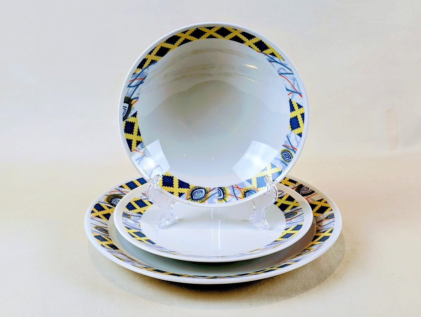 Coffret d'assiettes rondes en porcelaine fine Française fabriquées à la demande avec motif anneaux fins WAX d'afrique"Oeil de ma co-épouse" dans coffret de 6