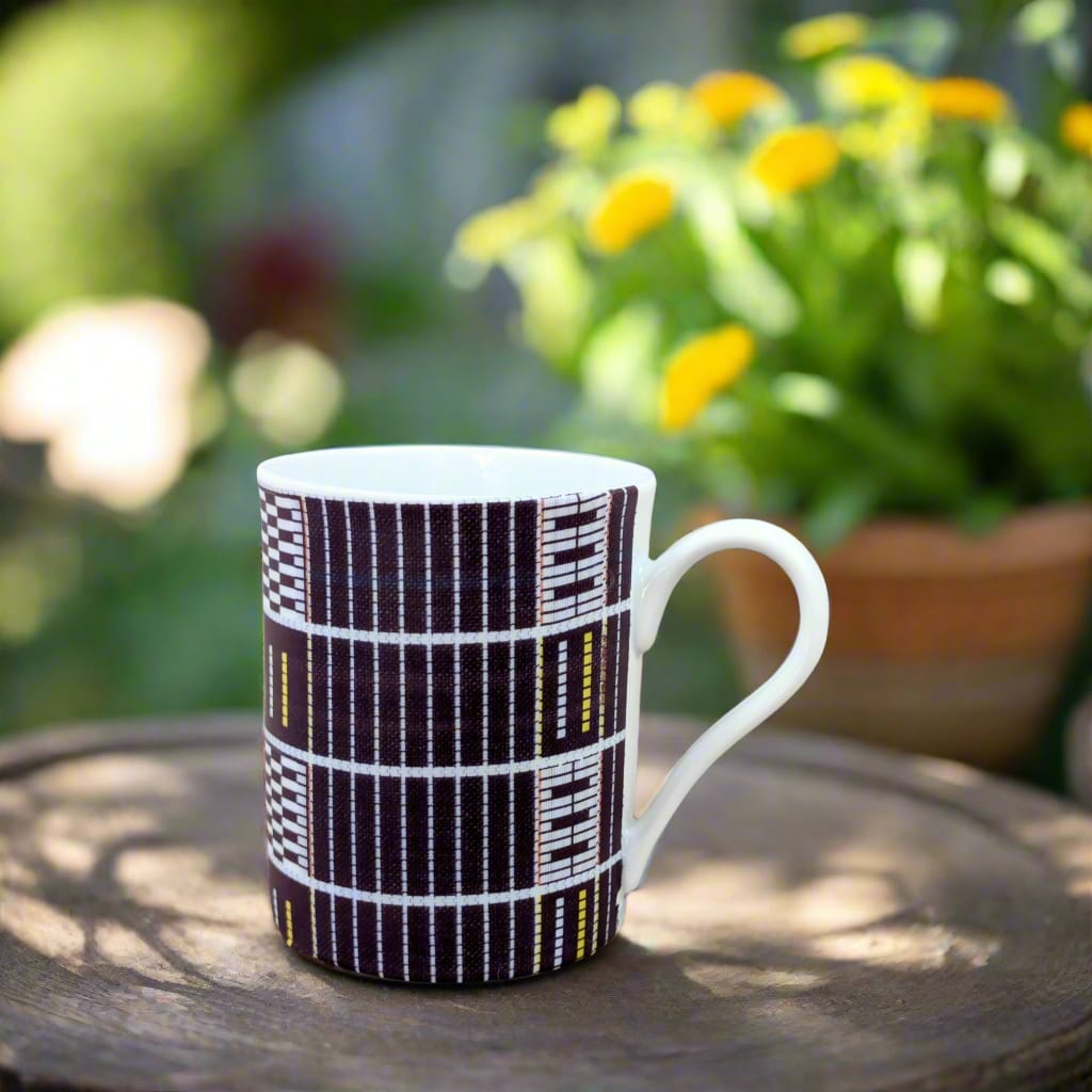 Mug en porcelaine fine Française fabriqué à la demande, motif de Côté d'Ivoire, extérieur "Sénoufo bleu indigo"