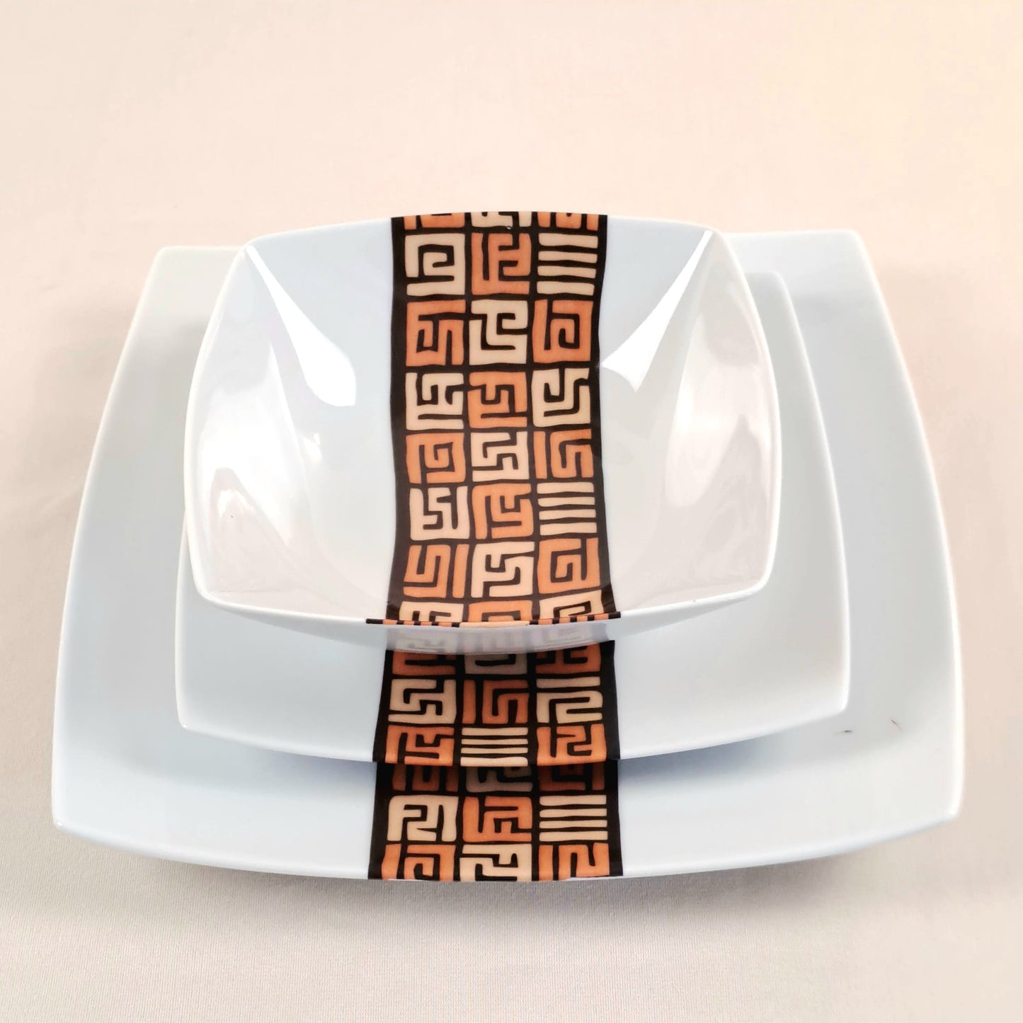 Coffret d'assiettes carrées en porcelaine fine Française fabriquées à la demande avec motif bande ethnique d'Afrique "#Ntshak (#N’tshak) du peuple Kuba ethnie shoowa du Congo, présenté dans un coffret de 6 assiettes.
