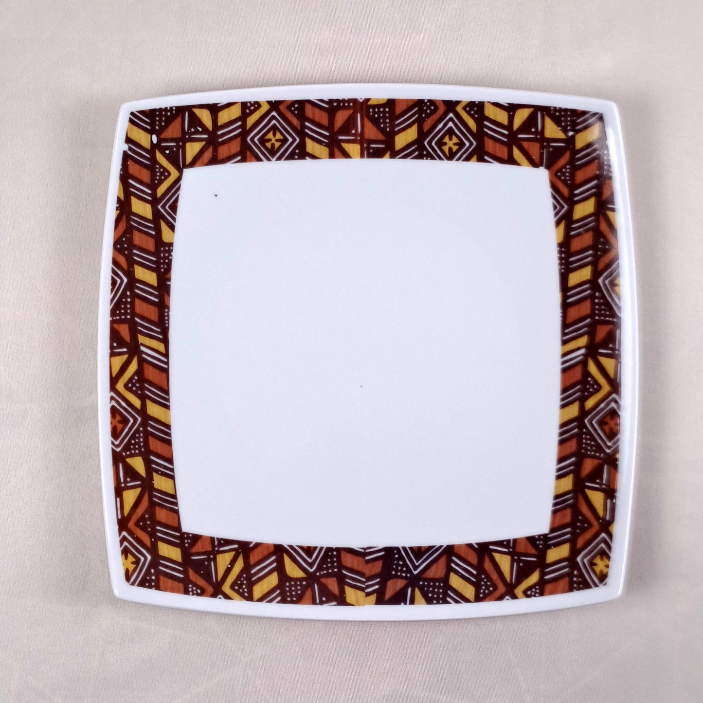 Coffret d'assiettes carrées en porcelaine fine Française fabriquées à la demande avec motif anneau Ethnique d'Afrique "Bogolan Rhinoceros" dans coffret de 6