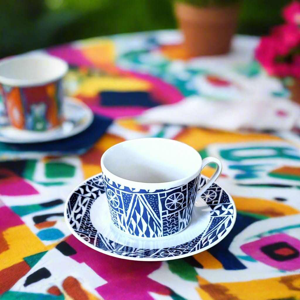 Tasse à Thé avec soucoupe en porcelaine fine Française fabriquée à la demande motif plein "Ndop" bleu du Cameroun