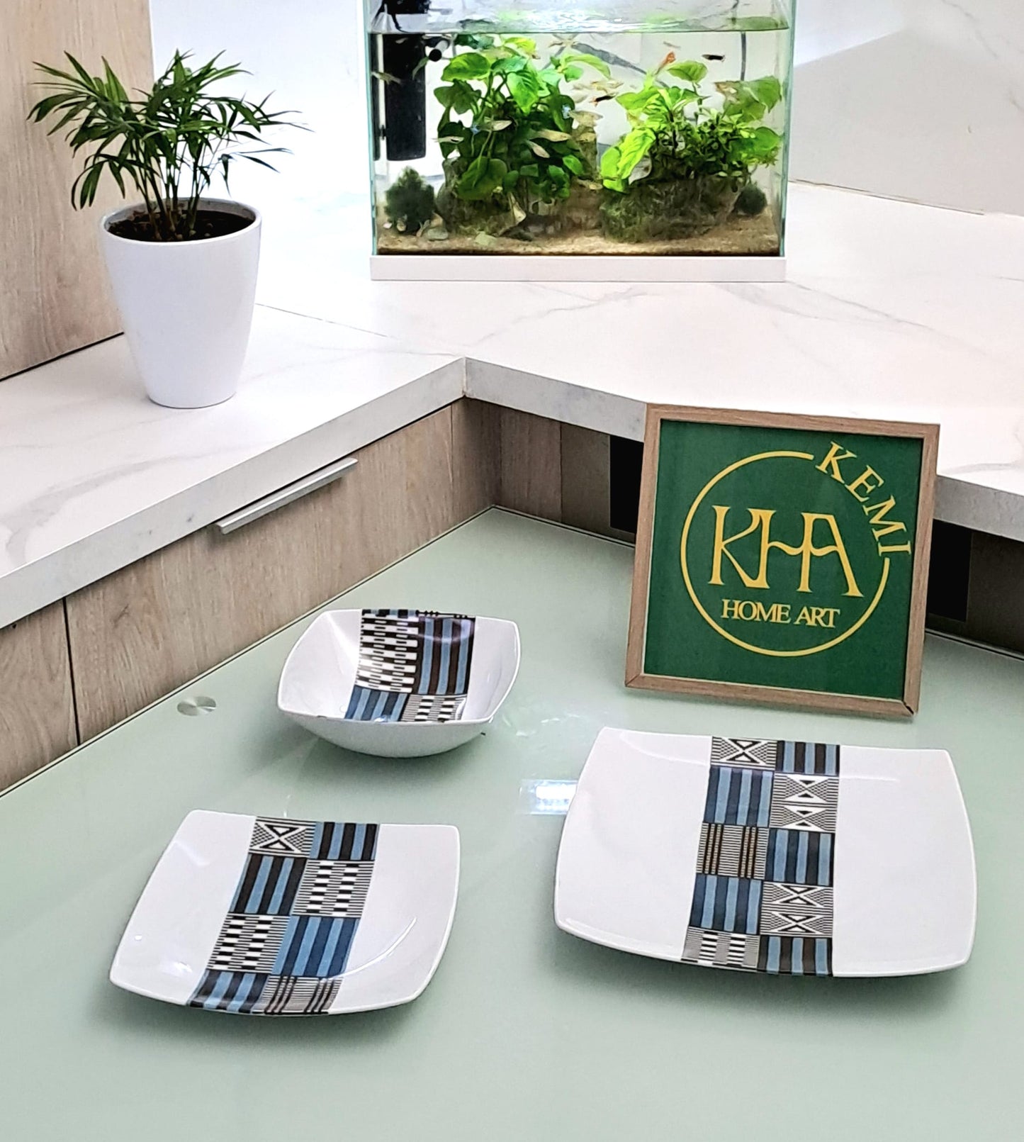 Coffret d'assiettes carrées en porcelaine fine Française fabriquées à la demande avec motif bande ethnique "Kounta" ou "Kanta" bleu du Niger, présenté dans un coffret de 6 assiettes