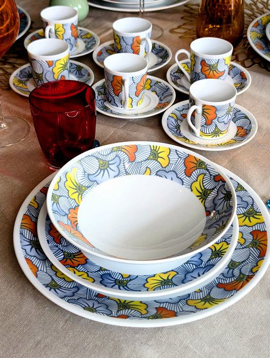 Coffret d'assiettes en porcelaine fine Française fabriquées à la demande avec motif anneaux larges "Fleurs de Mariage" dans coffret de 6