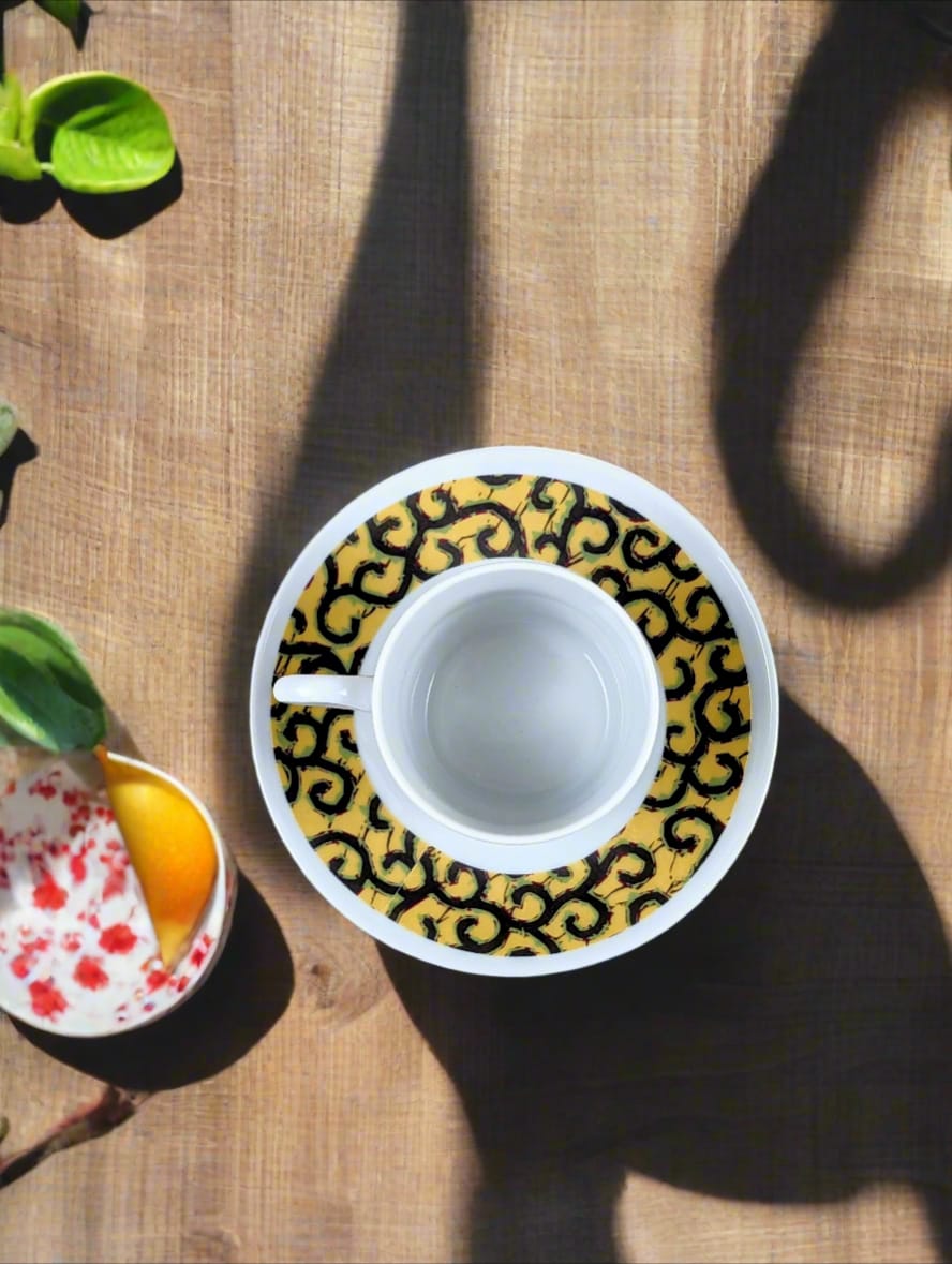 Tasse à Café en porcelaine fine Française fabriquée à la demande avec soucoupe motif africain WAX "macaroni ou Conseiller" jaune.