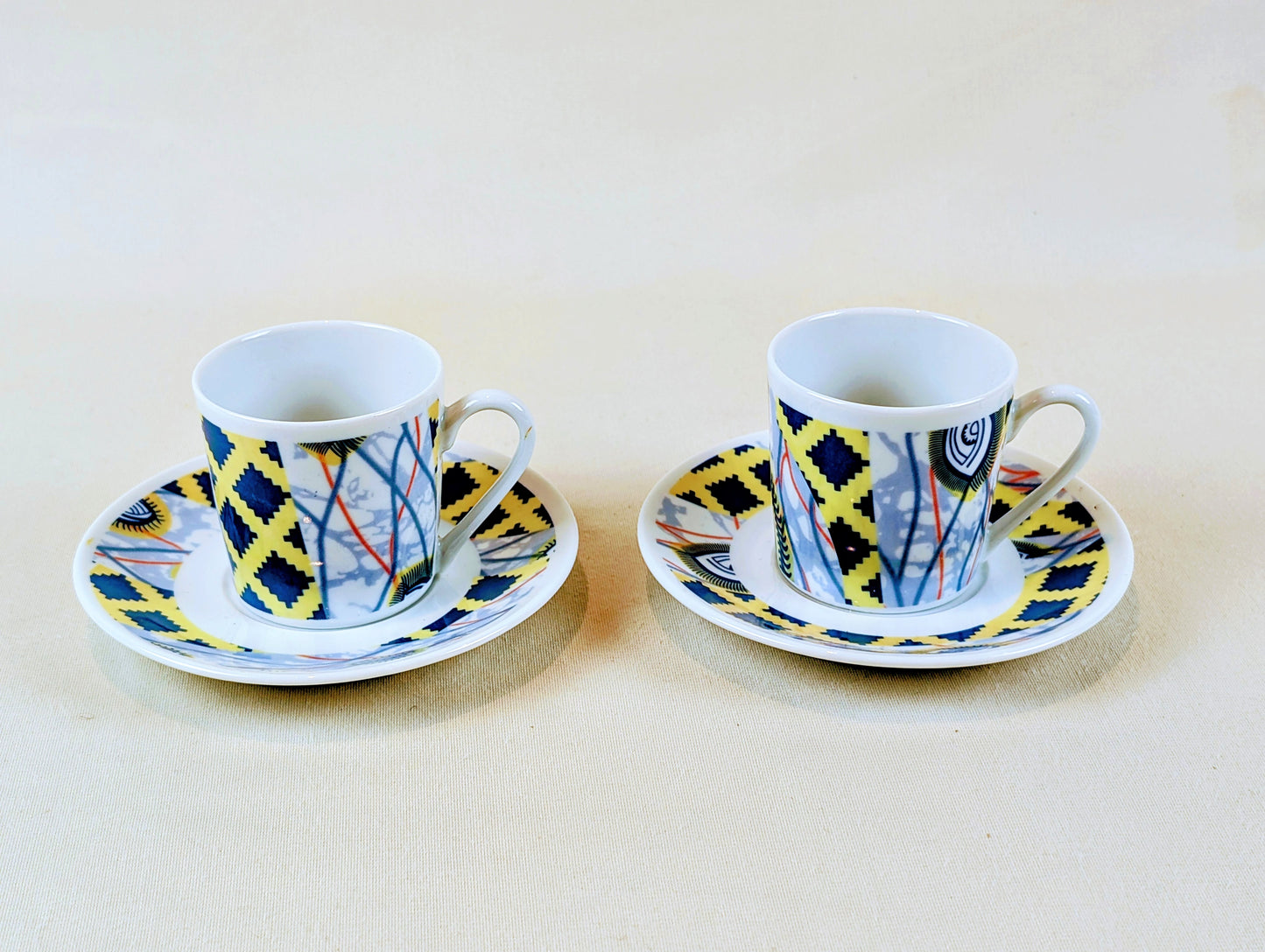 Tasse à Café avec soucoupe en porcelaine fine Française fabriquées à la demande motif plein WAX d'afrique "Oeil de ma co-épouse"