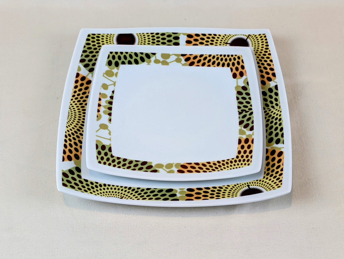 Coffret d'assiettes en porcelaine Française fabriquées à la demande avec carrées motif anneaux wax d'Afrique Gammaphone dans coffret de 6