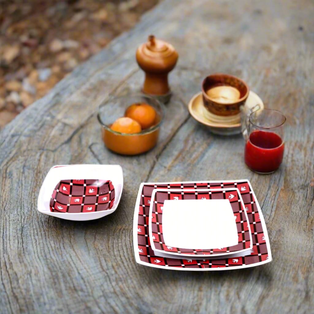 Coffret d'assiettes carrées en porcelaine fine Française fabriquées à la demande avec motif bande Ethnique d'Afrique "Lwili-Pende" du Burkina Faso dans coffret cadeau de 6 assiettes.