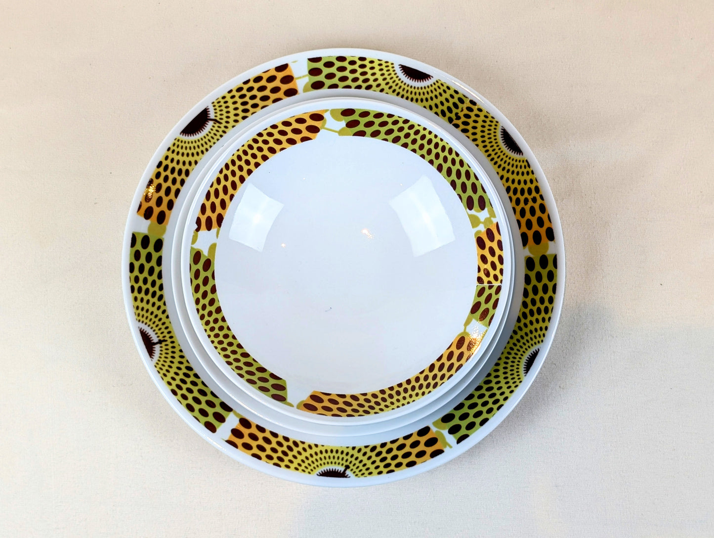 Coffret d'assiettes en porcelaine Française fabriquées à la demande avec motif anneaux fins "Gammaphone" dans coffret (6 pièces)