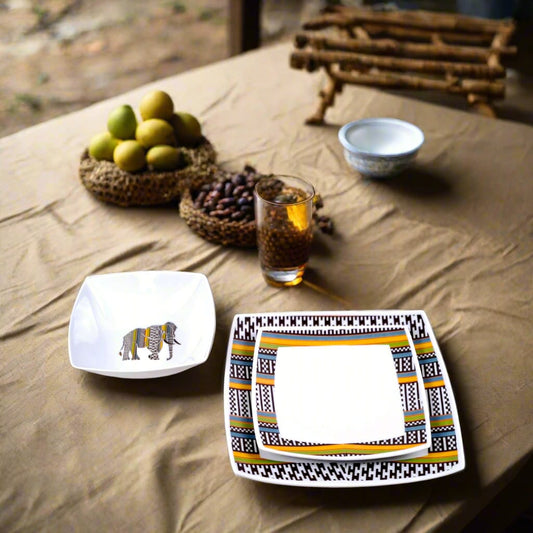 Coffret d'assiettes carrées en porcelaine fine Française fabriquées à la demande avec motif anneau ethnique d'Afrique éléphant "Kounta" ou "Kanta" du Niger, présenté dans un coffret de 6 assiettes