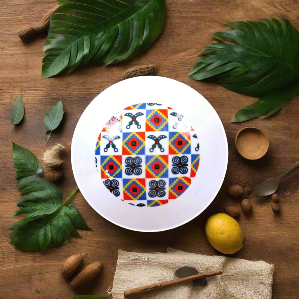 Coffret d'assiettes rondes en porcelaine fine Française fabriquées à la demande avec motif anneaux larges traditions d'afrique "Adinkra" du Ghana et de Côtes d'Ivoire dans coffret de 6 assiettes.