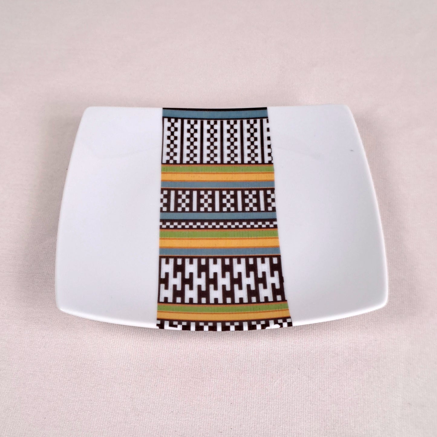 Coffret d'assiettes carrées en porcelaine fine Française fabriquées à la demande avec motif bande ethnique d'Afrique "Kounta" ou "Kanta" du Niger, présenté dans un coffret de 6 assiettes