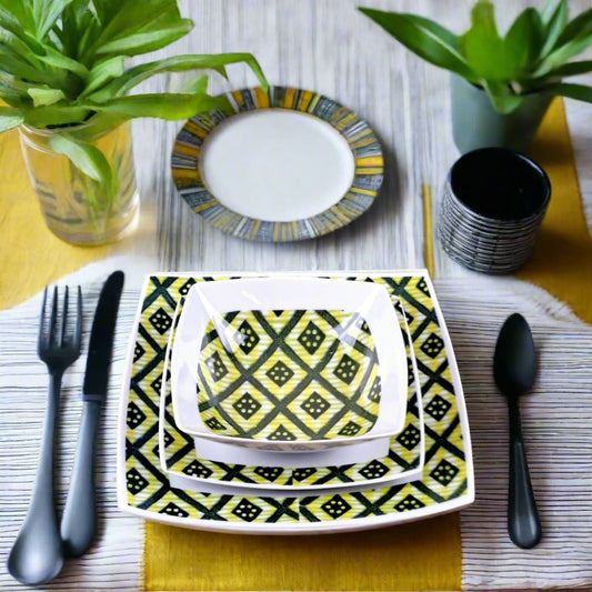 Coffret d'assiettes carrées en porcelaine fine Française fabriquées à la demande avec motif bande yoruba d'Afrique "Ibukunoluwa"   dans coffret cadeau de 6 assiettes.