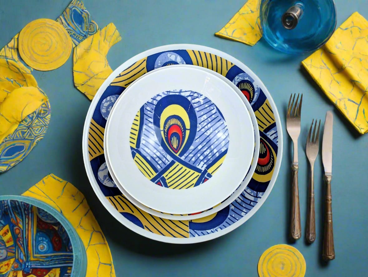 Coffret d'assiettes rondes en porcelaine fine Française fabriquées à la demande avec motif anneaux larges WAX d'afrique "Nos destins entrelacés" dans coffret de 6 assiettes.