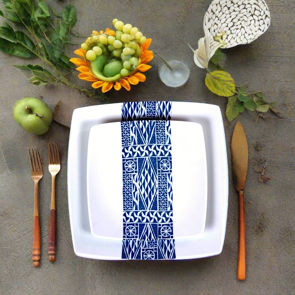 Coffret d'assiettes carrées en porcelaine fine Française fabriquées à la demande avec motif bande ethnique d'Afrique "Ndop" bleu du Cameroun, présenté dans un coffret de 6 assiettes.