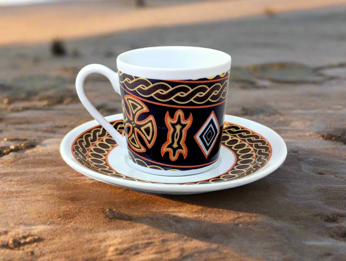 Tasse à Café en porcelaine fine Française fabriquée à la demande avec soucoupe motif anneau africain "Ndop Bamoun" du Cameroun