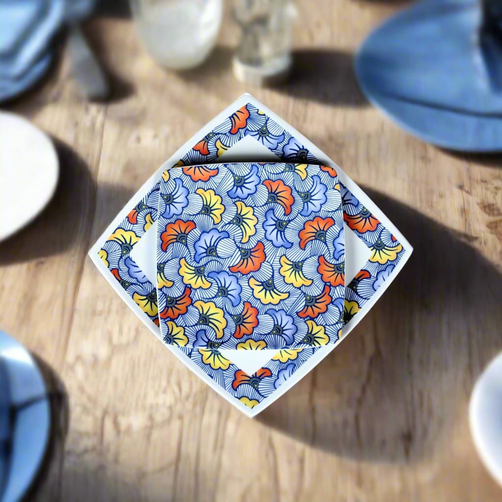Coffret d'assiettes en porcelaine fine Française fabriquées à la demande avec motif anneau combiné WAX d'afrique "Fleurs de Mariage" bleu dans coffrets de 12