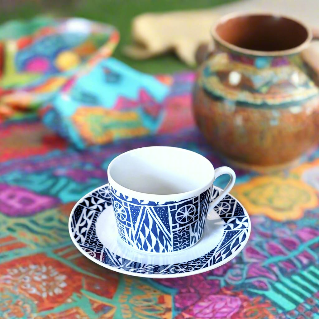 Tasse à Thé avec soucoupe en porcelaine fine Française fabriquée à la demande motif plein "Ndop" bleu du Cameroun