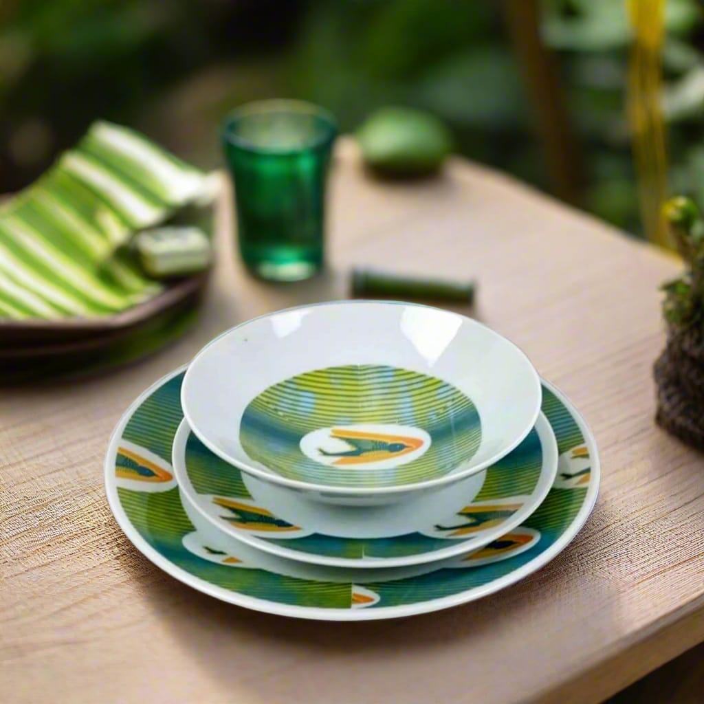 Assiettes en porcelaine fine – Motif africain WAX 'Hirondelles' – Fabrication française personnalisée