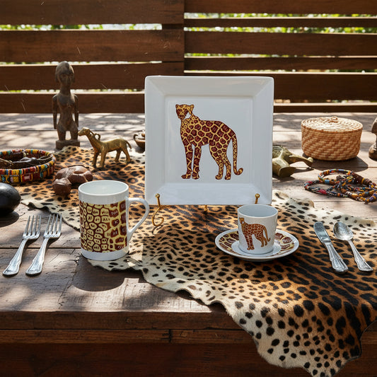 Coffret petit déjeuner en porcelaine fine française, orné d’un motif wax "Léopard", composé d'une petite assiette, d'un bol et d'un MUG, présentés dans une boîte prestige.
