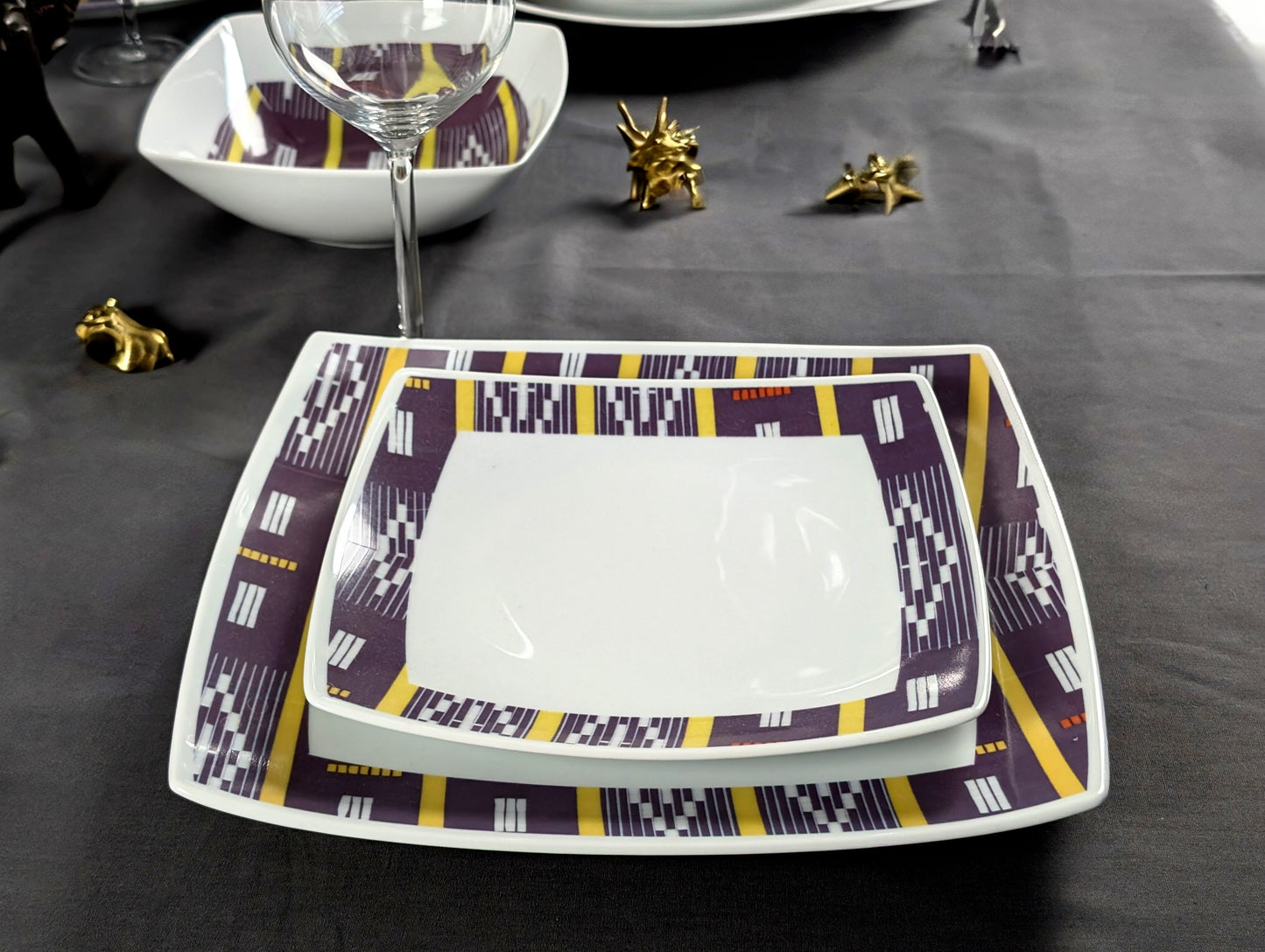 Coffret d'assiettes carrées en porcelaine fine Française fabriquées à la demande avec motif bande Ethnique d'Afrique "Baoulé" de Côte d'Ivoire dans coffret de 6 assiettes