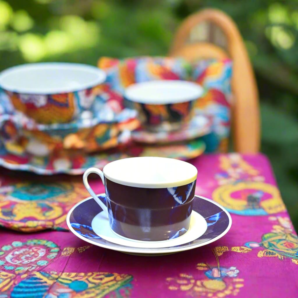 Tasse à Thé avec soucoupe en porcelaine fine Française fabriquées à la demande motif ethnique plein d'Afrique "Indigo" bleu