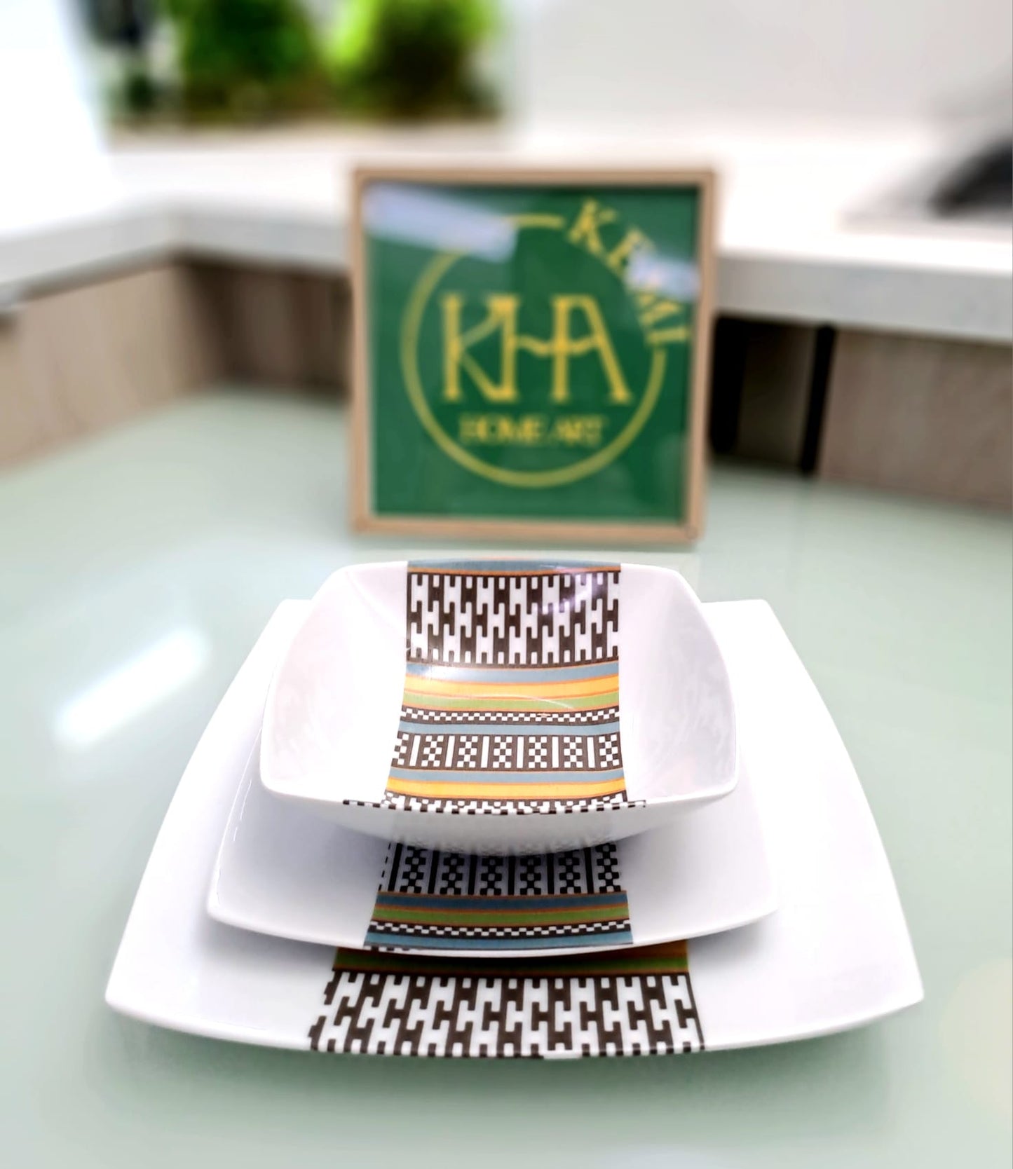 Coffret d'assiettes carrées en porcelaine fine Française fabriquées à la demande avec motif bande ethnique d'Afrique "Kounta" ou "Kanta" du Niger, présenté dans un coffret de 6 assiettes