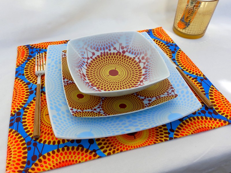 Coffret d'assiettes en porcelaine Française fabriquées à la demande avec  carrées motif plein wax d'Afrique Gammaphone dans coffret de 6