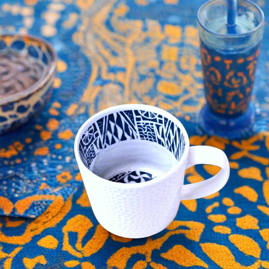 Mug grenaillé à l'extérieur en porcelaine fine Française fabriqué à la demande, motif d'Afrique bleu "N'dop" du Cameroun à l'intérieur