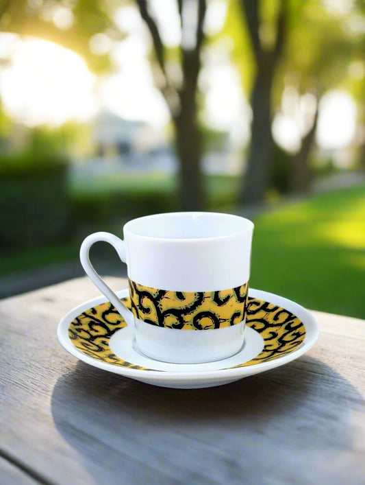 Tasse à Café en porcelaine fine Française fabriquée à la demande avec soucoupe motif africain WAX "macaroni ou Conseiller" jaune.